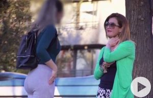 Mujer seduce mujeres