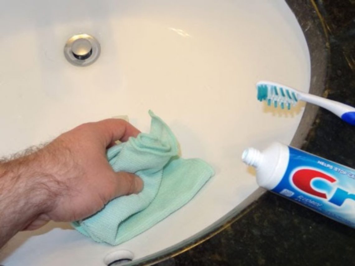 Нужно ли смывать пенку. Зубная паста на раковине. Зубная паста в быту. Сливное отверстие для раковины. Зубная паста для уборки.