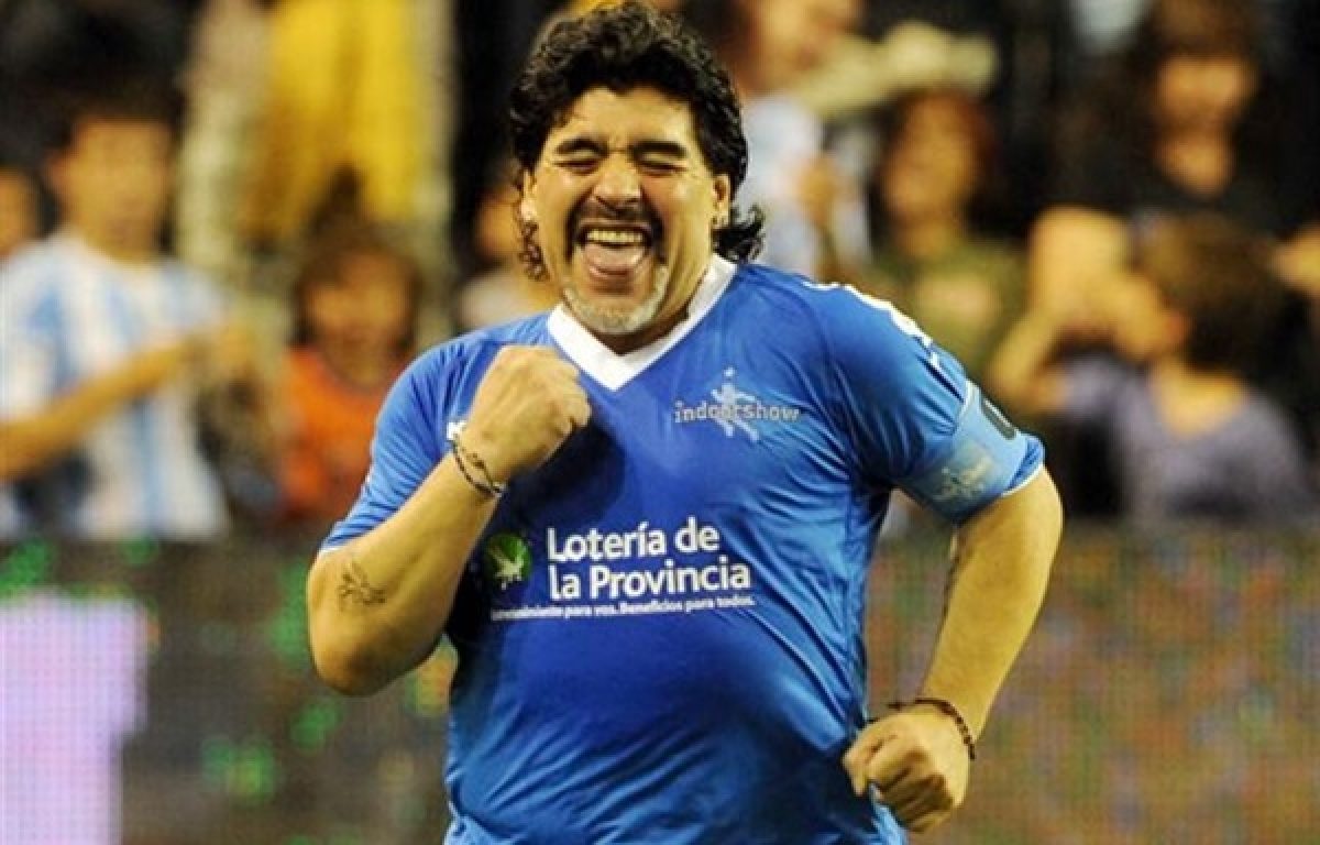 Maradona baila los pasos de la cumbia
