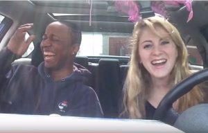 Chica gringa intenta cantar ‘La Gasolina’ (video)
