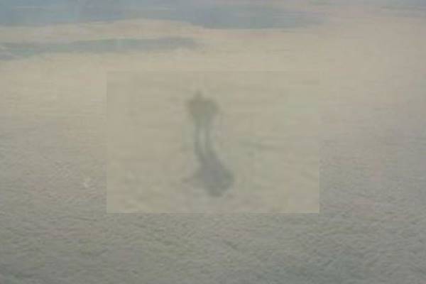 extrana figura humana nubes Int 02