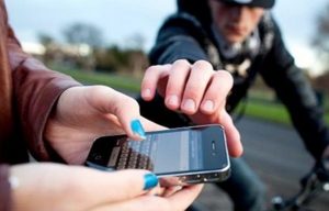 Actriz denuncia a policía por querer robarle el celular