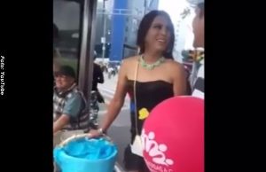 Atractiva vendedora sorprende a sus clientes