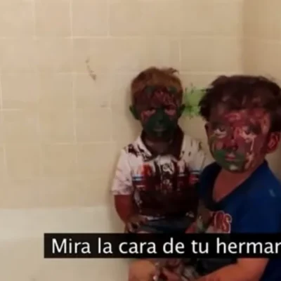 padre intentaba regañar a sus hijos pero termino muerto de la risa