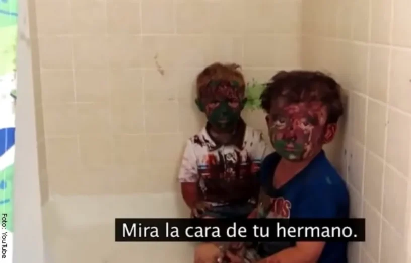 padre intentaba regañar a sus hijos pero termino muerto de la risa