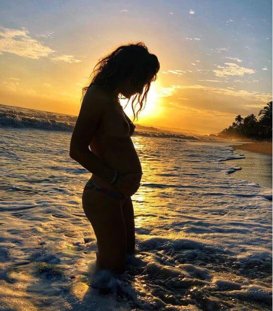 Foto de Naty Botero en medio del mar, mostrando su embarazo