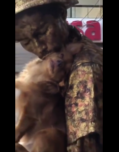 Video viral de Perro estatua que ayuda a su dueño