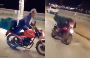 (Viral) Anciano sufre accidente en moto por querer impresionar