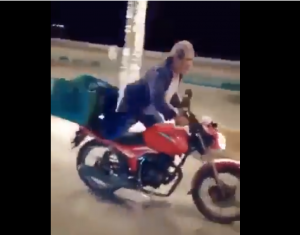 Ancione hace malabares en su moto para impresionar a mujeres