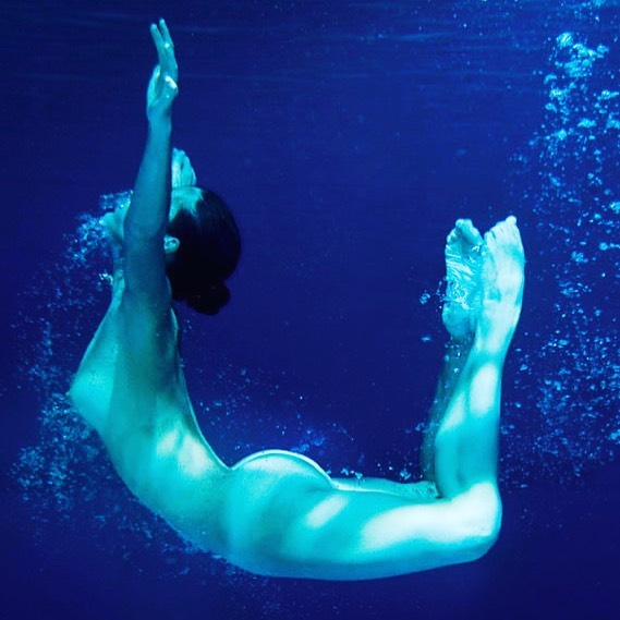 Carolina Ramírez totalmente desnuda debajo del agua