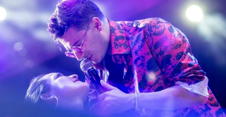 Pipe Bueno realizó candente show con una seguidora