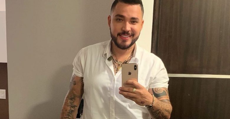 Jessi Uribe recibió apasionado beso de otro artista popular