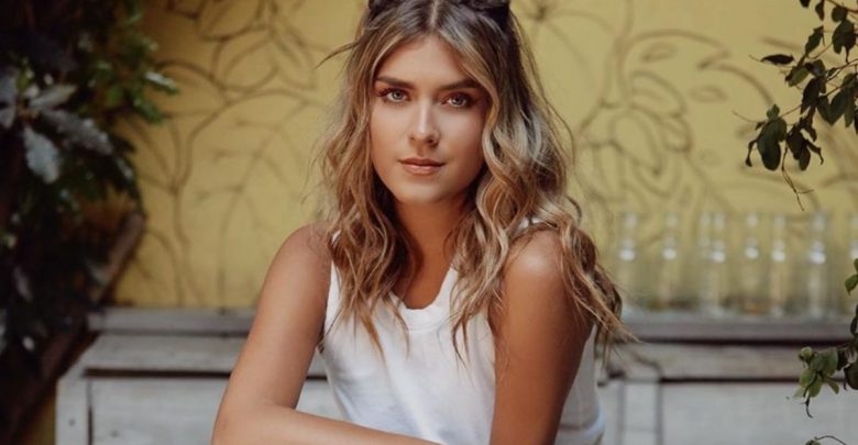 Laura Tobón arrasa en redes con sensual vestido escotado