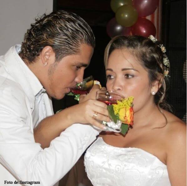 Jessi Uribe y su esposa brindando