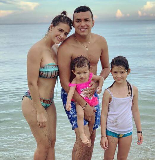 Yeison Jiménez con su esposa y sus dos hijas en la playa.