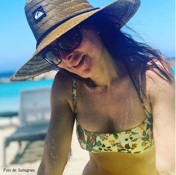 Foto de Flavia en la playa y con sombrero