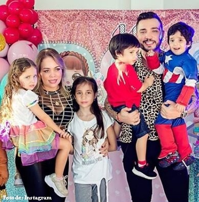 Foto de Jessi Uribe y Sandra Barrois con sus hijos