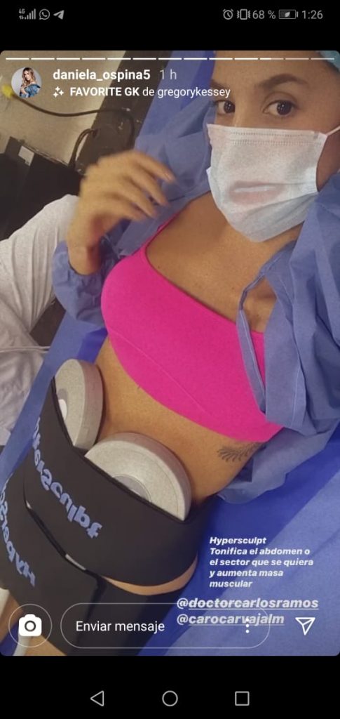 una mujer acostada con unos discos en su abdomen