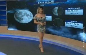 Sexy presentadora se cae en plena transmisión en vivo