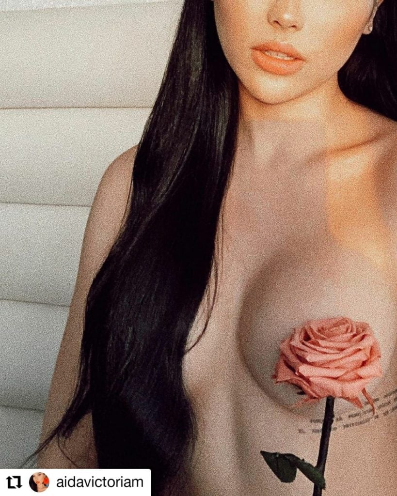 mujer desnuda con una rosa