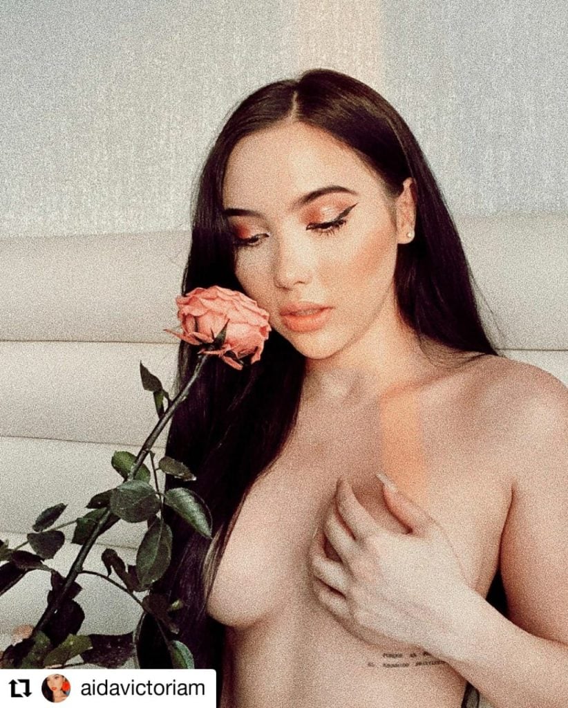 mujer desnuda con una rosa