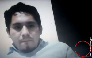 Captan fantasma detrás de profesor en clase virtual