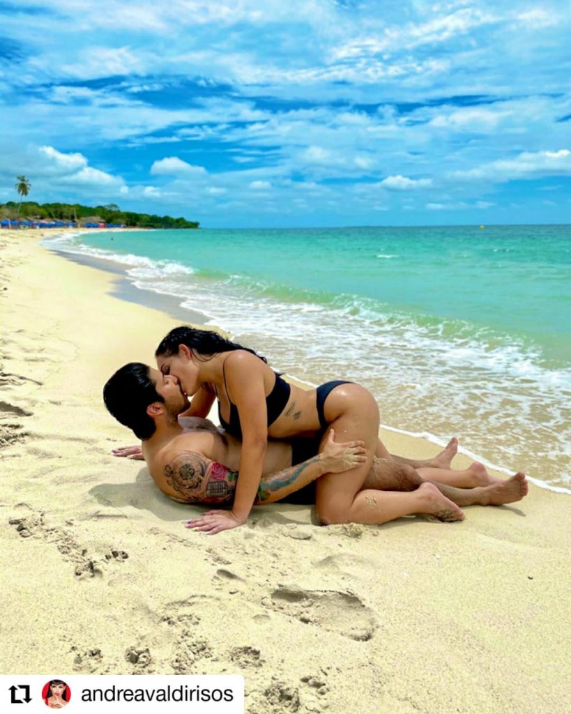 dos personas besándose en la playa