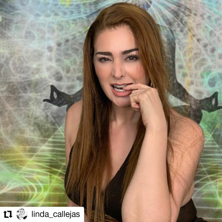 Linda Lucía Callejas chicaneó su belleza con pícaro gesto.