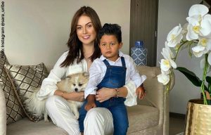 Critican a Sara Uribe por dejar a su hijo hacer travesuras