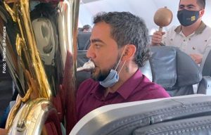 Aerolínea recibe fuertes críticas por concierto en pleno vuelo