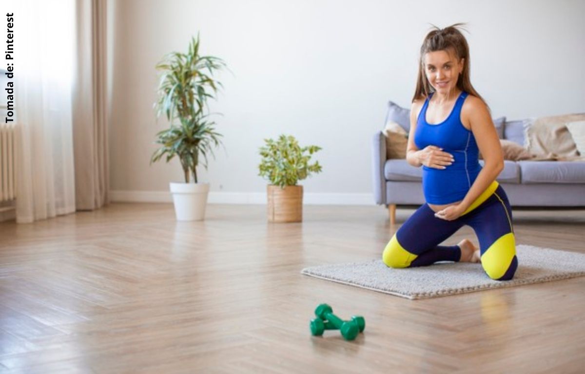 mujer embarazada haciendo ejercicio