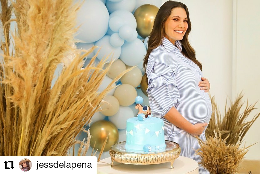mujer embarazada con pastel y globos