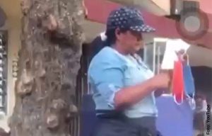 Mujer es sorprendida limpiándose la nariz con tapabocas que vendía