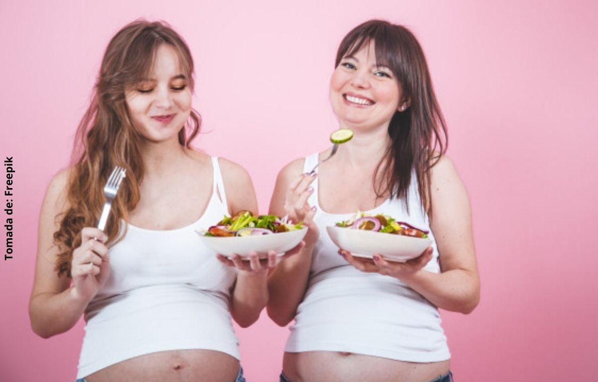 foto de dos mujeres embarazadas comiendo