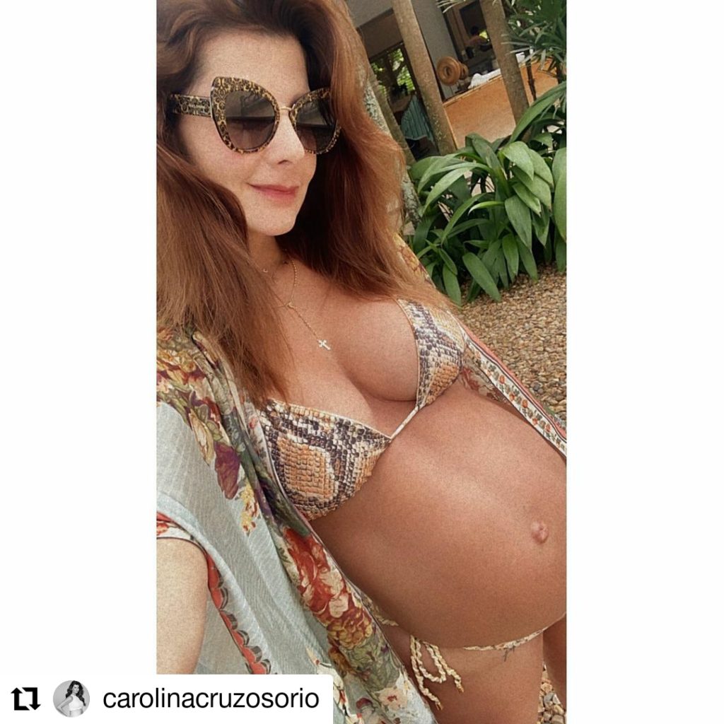 foto de mujer embarazada en bikini