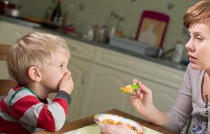 ¿Qué hacer cuando un niño no quiere comer?