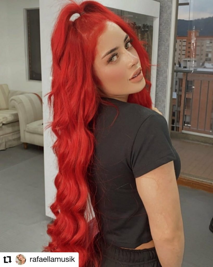 foto de mujer con el cabello largo y rojo