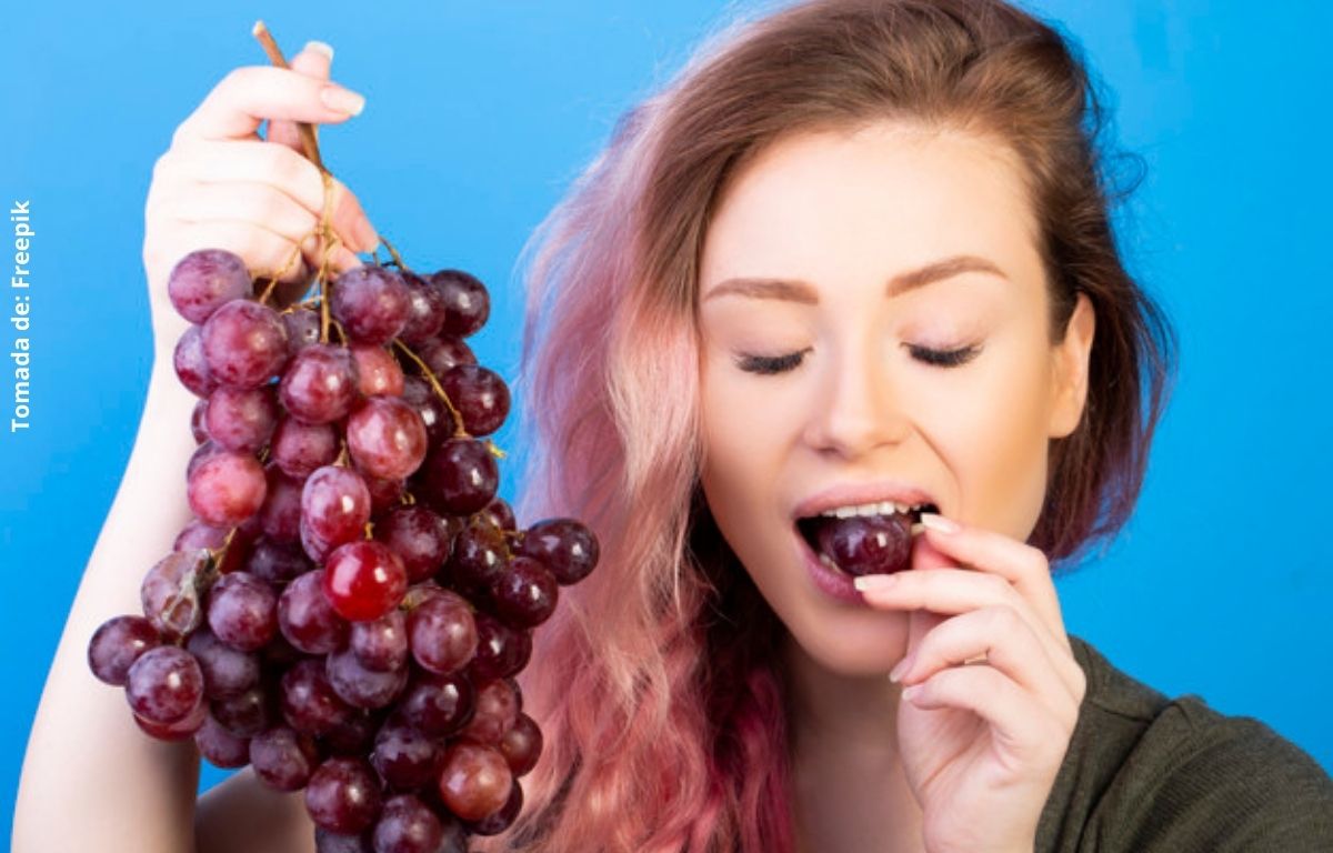 foto de mujer comiendo uvas