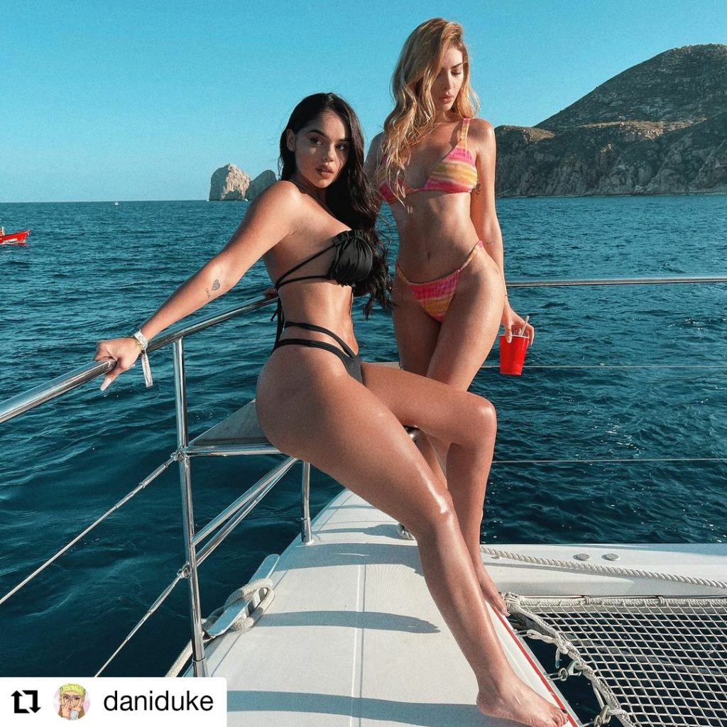 foto de dos mujeres en bikini
