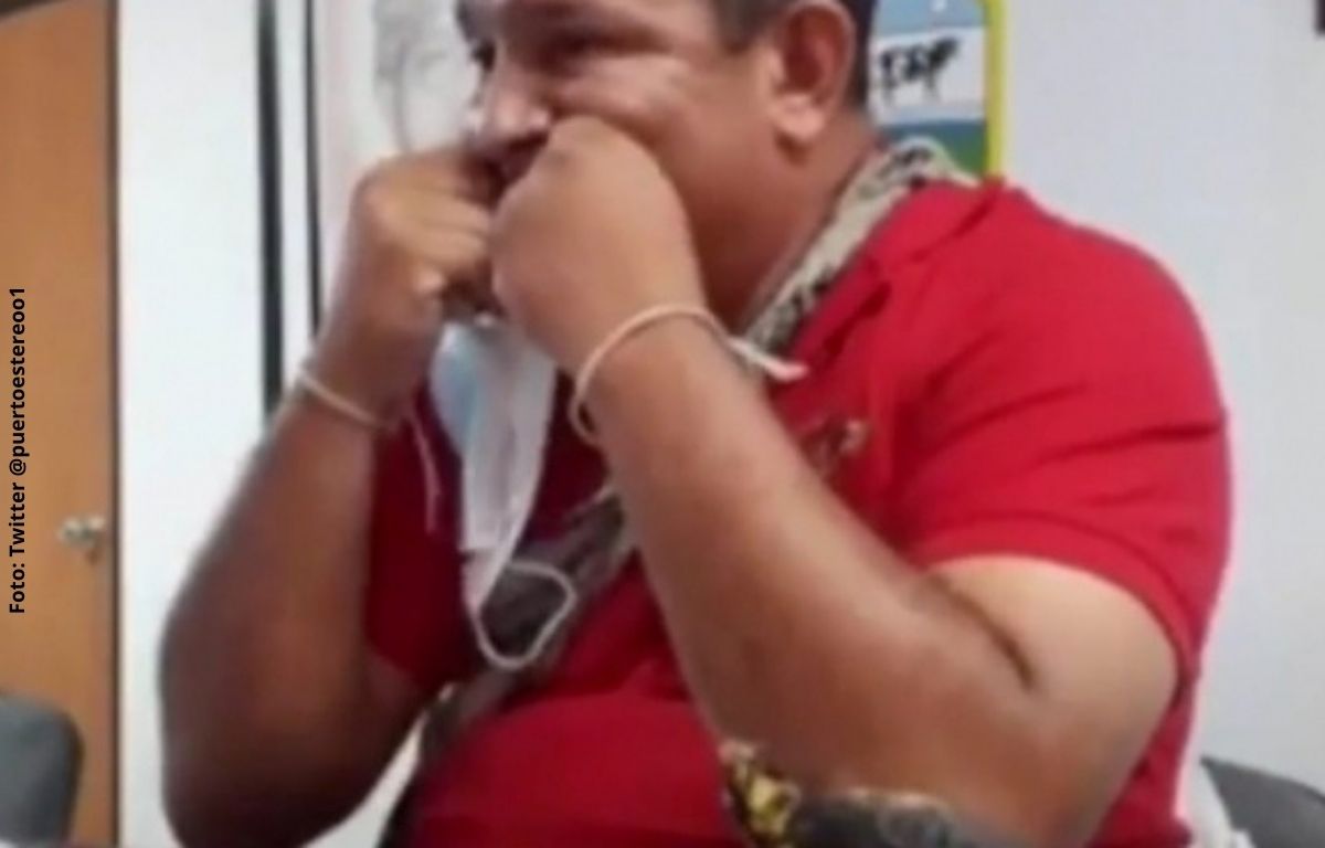 Video: Alcalde usa tapabocas como hilo dental