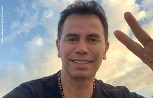 Por falta de privacidad, Jhonny Rivera levanta muro en su finca