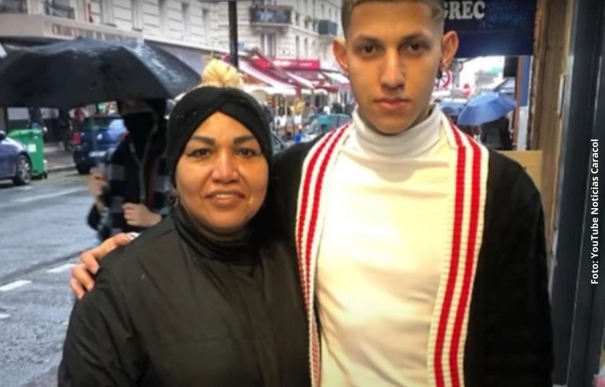 Madre e hijo colombianos triunfan en París vendiendo tamales