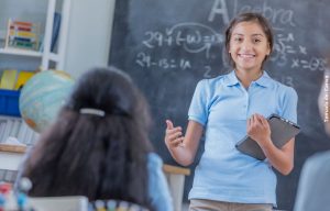 foto de una niña dando clases