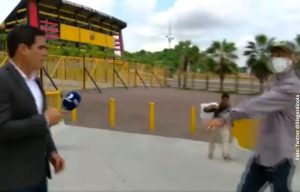 Periodista fue asaltado cuando daba las noticias