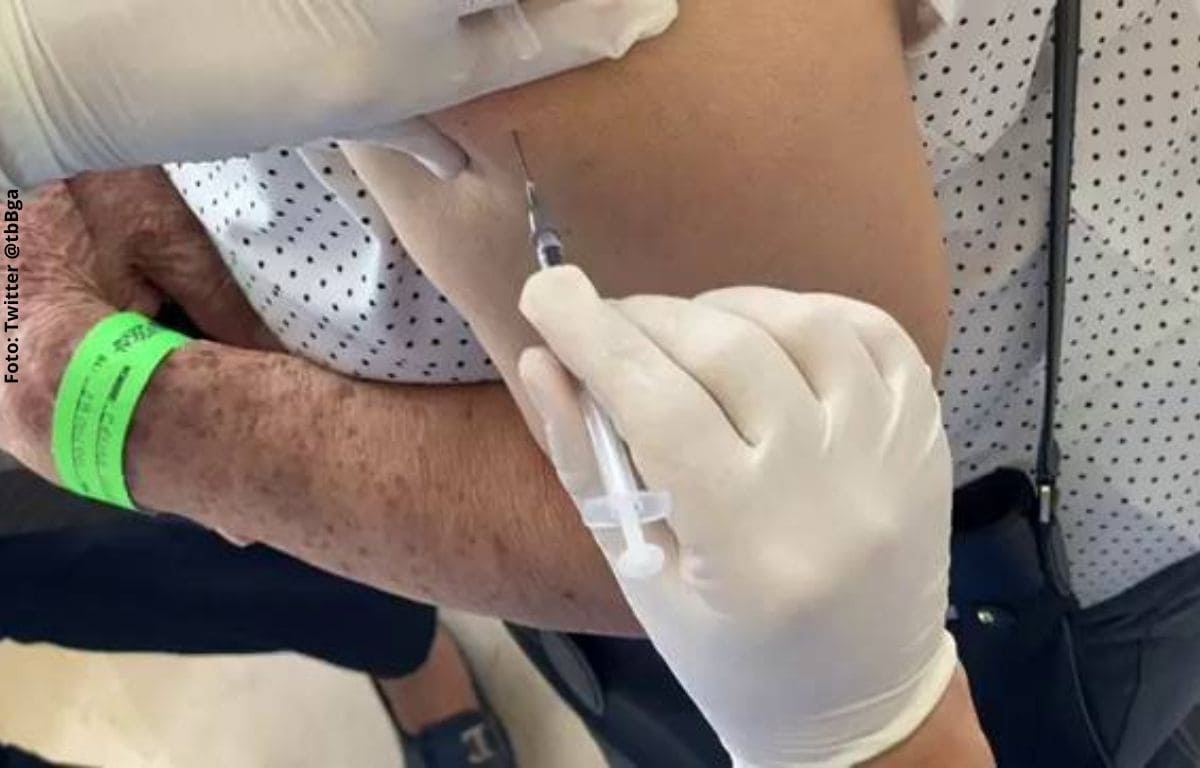 Enfermera finge poner vacuna contra el covid-19 y fue grabada