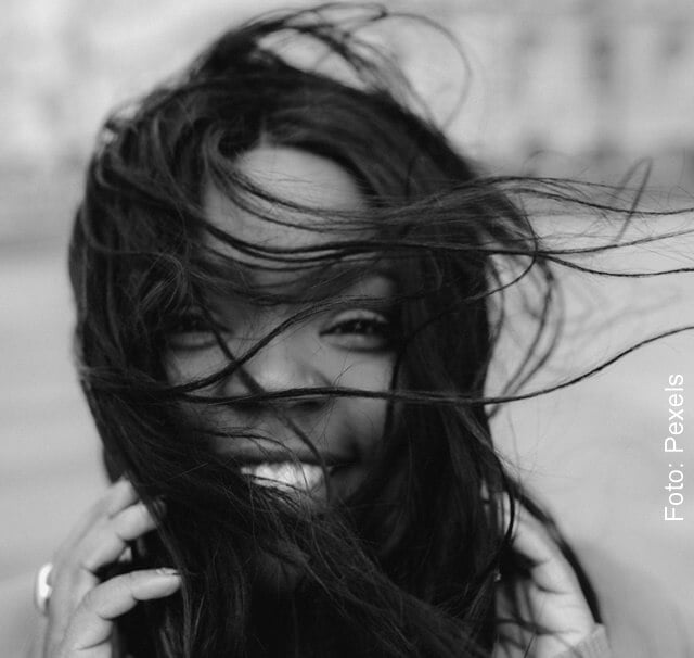 foto de mujer con cabello sano por aplicarle hierbabuena