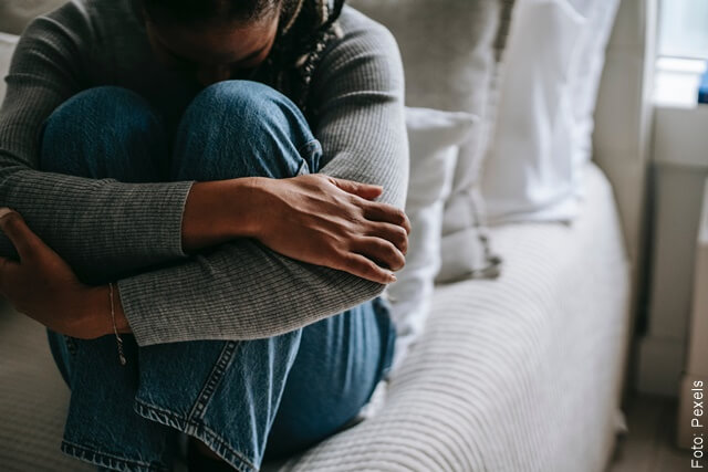 foto de mujer angustiada por soñar que se le caen los dientes