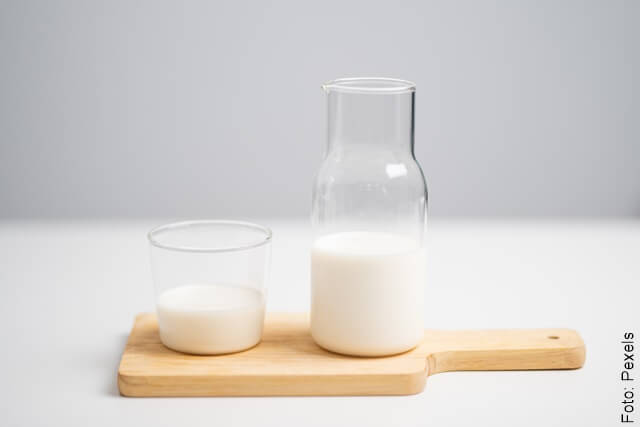 foto de leche en botella y vaso