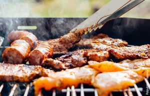 ¡Aguó la fiesta! Mujer apagó asado de su vecino a punta de manguera