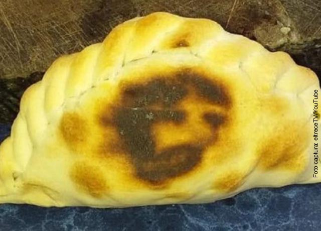 Familia dice que el rostro de Jesús, ¡les apareció en una empanada!